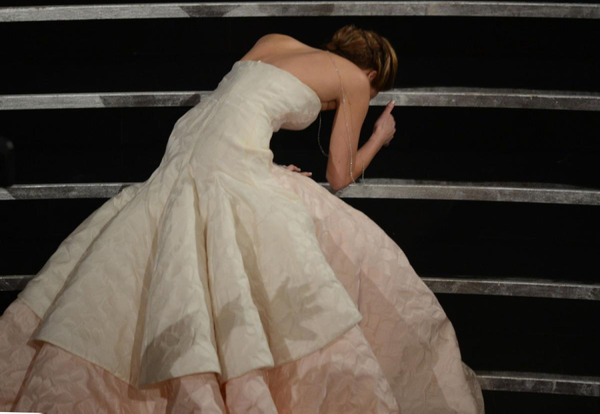 Jennifer-Lawrence-falls-down-at-the-Oscars